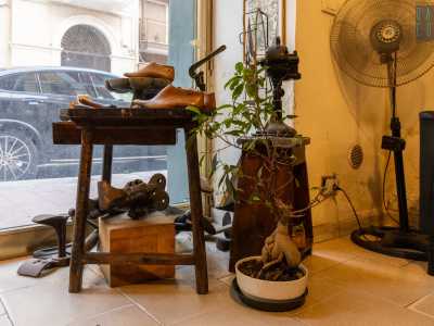 Accanto ecco invece �Atelier 11�, bottega di calzolai della famiglia Calabrese attiva da 35 anni. All�interno, insieme all�odore di pelle e colla, vi sono ancora antichi strumenti utilizzati un tempo per realizzare scarpe fatte a mano